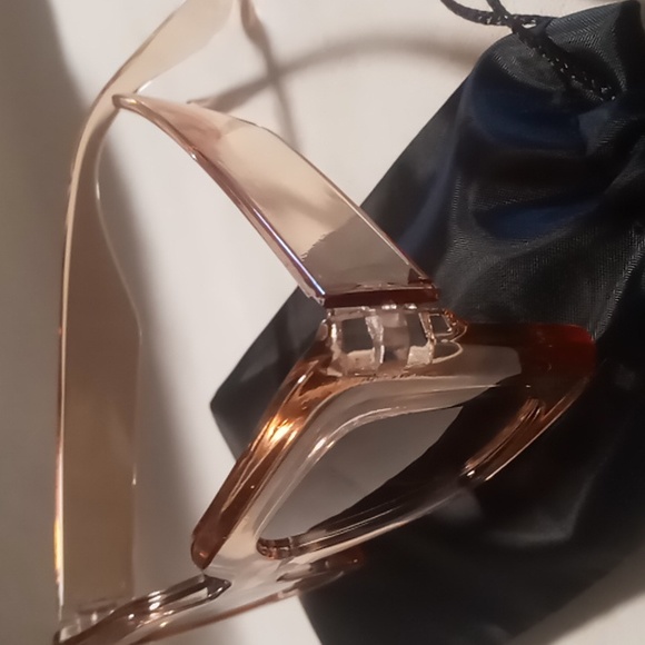 Wide frame lens sun glasses Translucent tan with a lens perfect for driving. - Picture 3 of 8